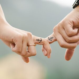 couple, hands, tattoos-437968.jpg